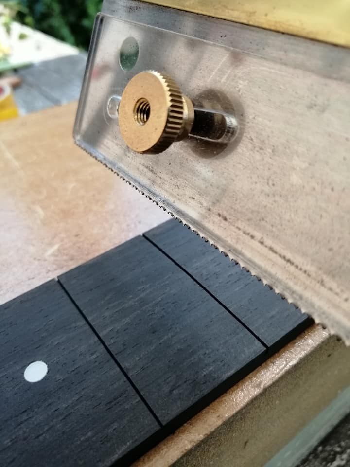 sawing-the-fret-slots-to-the-correct-wid